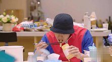 两个女人一大早就抢着上位，小伙坐中间不尴尬