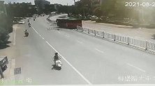 柳州一公交行驶中突然失控 撞毁护栏冲入对向车道多人逃生