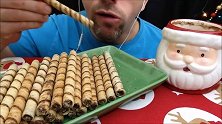 榛果巧克力华夫饼干卷配巧克力热饮，外国大叔吃得很开心