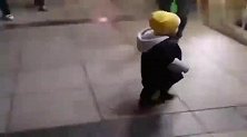 宝宝耍赖不回家被爸爸打，下一秒宝宝举动，可把路人笑翻了！