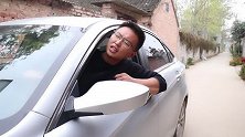 小伙开车被三个碎嘴子挡道，碰瓷索要一万块，却被村花吓溜了