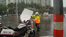 台风“米克拉”登陆！厦门正面遭袭 狂风刮倒树木信号灯砸多车