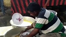 见识一下印度人洗碗的方式，非常的快速，一般人做不到。