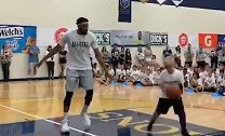 每个NBA球星都爱干这事！唐斯上演QNMD篮球梦连帽小球迷