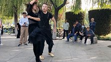 帅哥美女云天广场跳起动感十足的吉特巴舞