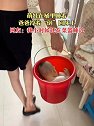 辽宁鞍山：萌娃在桶里睡着，爸爸拎着“倒”回床上
