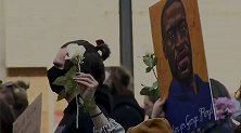 “弗洛伊德案”即将开庭  数千人高举横幅绕政府大楼游行示威