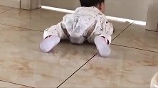 家中突然安静了，原来小宝宝学起“趴门缝”，这个场景太搞笑了！