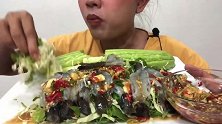 大姐吃开边大虾，搭配生苦瓜和青菜，这样吃容易拉肚子