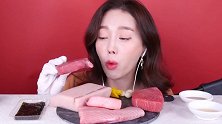小姐姐吃大块的生金枪鱼肉，感觉嚼劲十足，口感超级赞呀