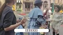 唐艺昕带女儿游环球影城，穿亲子装温馨有爱，5岁宝贝已长到妈妈腰部
