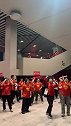 国足对阵澳大利亚中场间歇 有球迷走出看台击打袋鼠玩偶