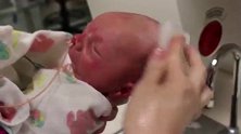 早产小宝宝第一次洗头，红扑扑小脑袋洗的好舒服