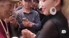 爆笑：大爷都一把年纪了还这么会撩妹，单身小伙可要好好学习啊