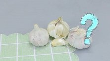 大蒜上有个“小机关”，一按一扭，蒜皮自动脱离，一分钟剥一大盆