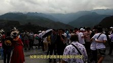 去苗寨旅游，美女递手帕最好不要接，会闹大笑话！