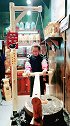 仿真人在磨黑芝麻糊，逛景点随拍，晚上好友友们