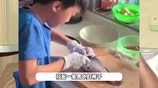 谢楠儿子下厨犒劳妈妈，10岁吴所谓做饭大厨范十足，侧脸超像爸爸吴京