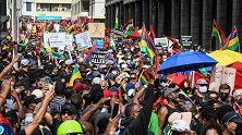 抗议政府应对日本船只漏油不力 毛里求斯爆发近年最大规模游行 