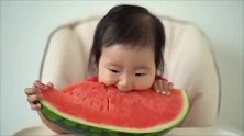 还没长牙的小宝吃西瓜，这一定是我见过的最萌的宝宝吃秀！