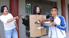 小伙买充电机器人，没想充电方式是喂火锅汤，有趣