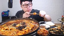 韩国帅小伙吃蘑菇火锅，一遍吃一边撸串，吃够了再说