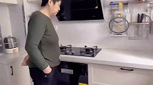 老妈第一次来我南方新家，把大卧室让给他们住，她却最在意厨房
