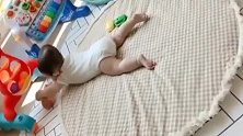 小宝宝自顾自地趴着玩玩具，看她这么乖当妈的反而有点失落呢