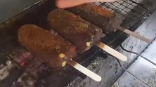 俗话说万物皆可烤，顾客点了三只雪糕为难农村小伙，结果却没有得逞！