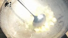 红焖牛尾巴用“屠龙刀”把牛尾砍成小块后炖煮，吃起来太棒了