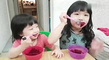 妈妈陪两个女儿吃水果，边吃水果边做游戏玩的不亦乐乎