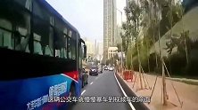 公交车司机好无赖，女司机气的火冒三丈！