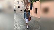 史可晒法国街头游客照，外国老公高大威猛，夫妻恩爱多年伉俪情深