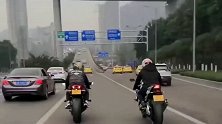 摩托车车手被奔驰挑衅，一怒之下就准备加速超越奔驰，这火气也太大了！