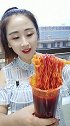 姑娘挑战爆辣火鸡面，蘸这么多红油看着都辣，她竟然吃得这么香
