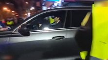 黯然神伤！索拉里遭围堵骂街：滚吧！离开皇马吧