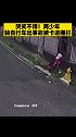 哭笑不得！两少年骑自行车出事故被卡进栅栏搞笑 搞笑视频