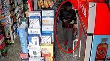 霸气女老板遇男子持刀抢劫 咬手夺刀将其吓跑