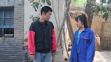 短剧：小伙回村做好事，被邻居大妈嘲讽，豪车出现大妈愣住