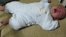 4个月的小宝宝一个人躺着，哭到声嘶力竭也没人理，可怜的娃