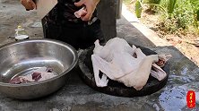 这才是正宗的“铁锅炖大鹅”，小火慢炖一小时，出锅后瞬间被干完