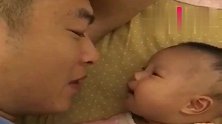 女儿一百天的时候，就急着跟爸爸聊天，不愧是爸爸的小情人