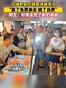 湖南长沙：瓜铺老板与顾客猜拳卖瓜，赢了免费，输了自费