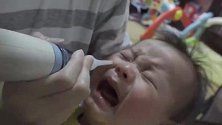 9个月的宝宝感冒鼻塞，清理鼻子拼命挣扎，看着很痛苦！