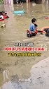 湖北随州部分乡镇遭遇特大暴雨  武警官兵救援被困儿童