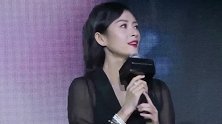 胡歌为电影海报签名 章子怡似小粉丝表情多多