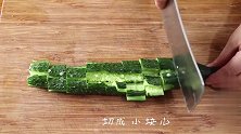 夏天到了，不能错过拍黄瓜这道菜，加点豆腐皮更好吃