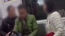 尴尬！男女因座位对骂 小伙一脸懵被夹中间不堪忍受