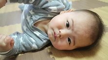 小宝宝要抱抱对着妈妈扁嘴想哭，委屈的小表情太可爱了！