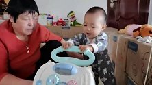 小孔宝又来推学步车了，这次走的时间长一点，慢慢的要学习走路了
